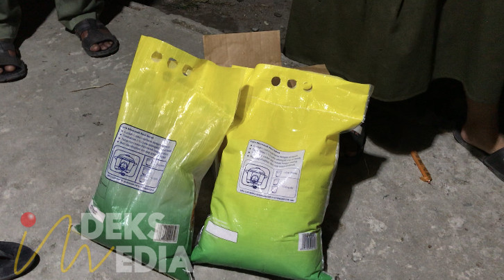 Penampakan belakang perbedaan beras impor dan lokal (kiri impor, kanan lokal). Foto: Indeksmedia.id